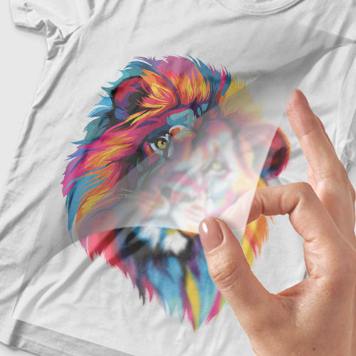 Estampa DTF de leão colorido aplicada em camiseta branca
